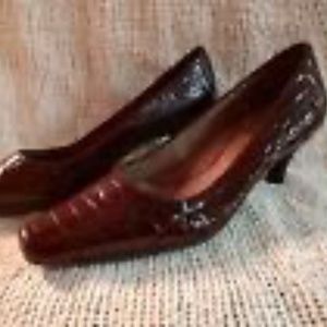 Aerosole Heel Rest Pumps Size 8 Burgundy